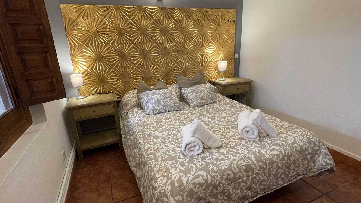 Madarcos House | La Casa de la Maestra 1 is a charming house, typical of a town, with a warm and welcoming decoration.