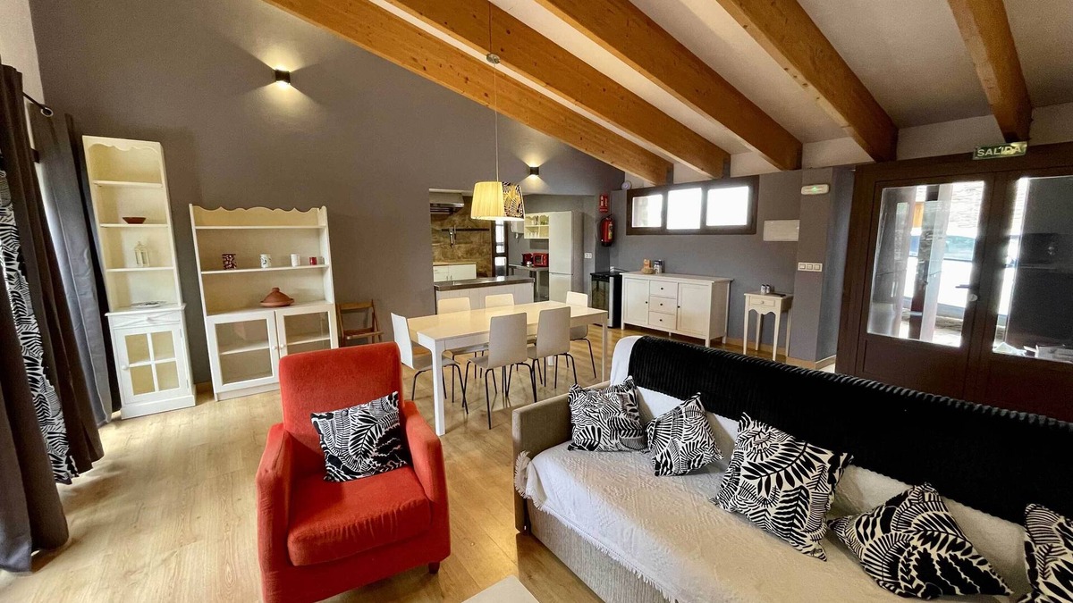 Madarcos House | La Casa del Baile es Casa Encantadora de Estilo Moderno y Amplios Espacios