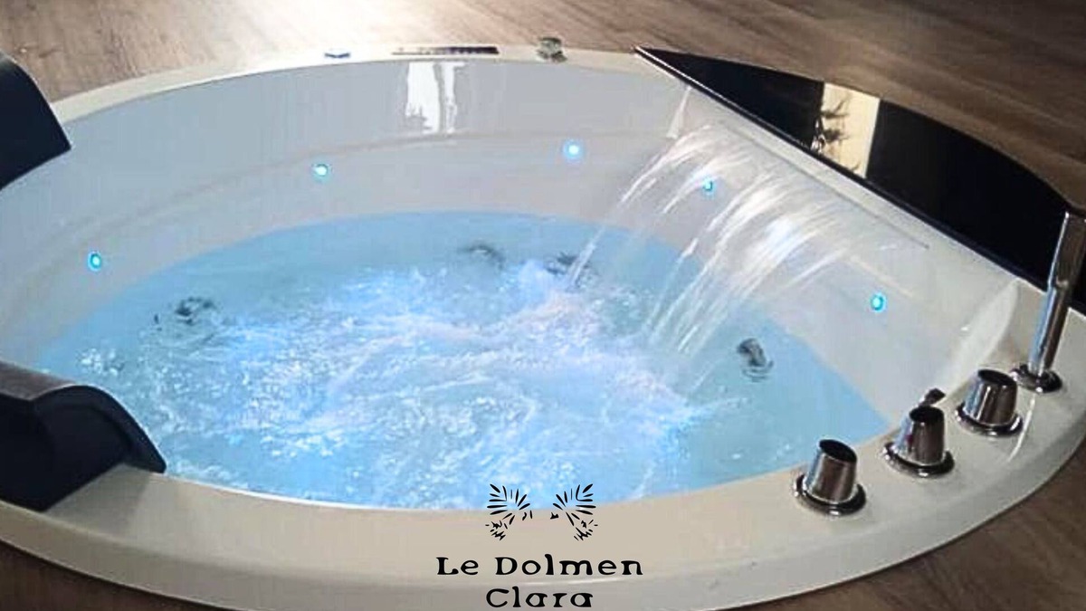 Plounevez-Lochrist House | La Casa du Dolmen Clara, 2 Personnes, Balnéo Privée