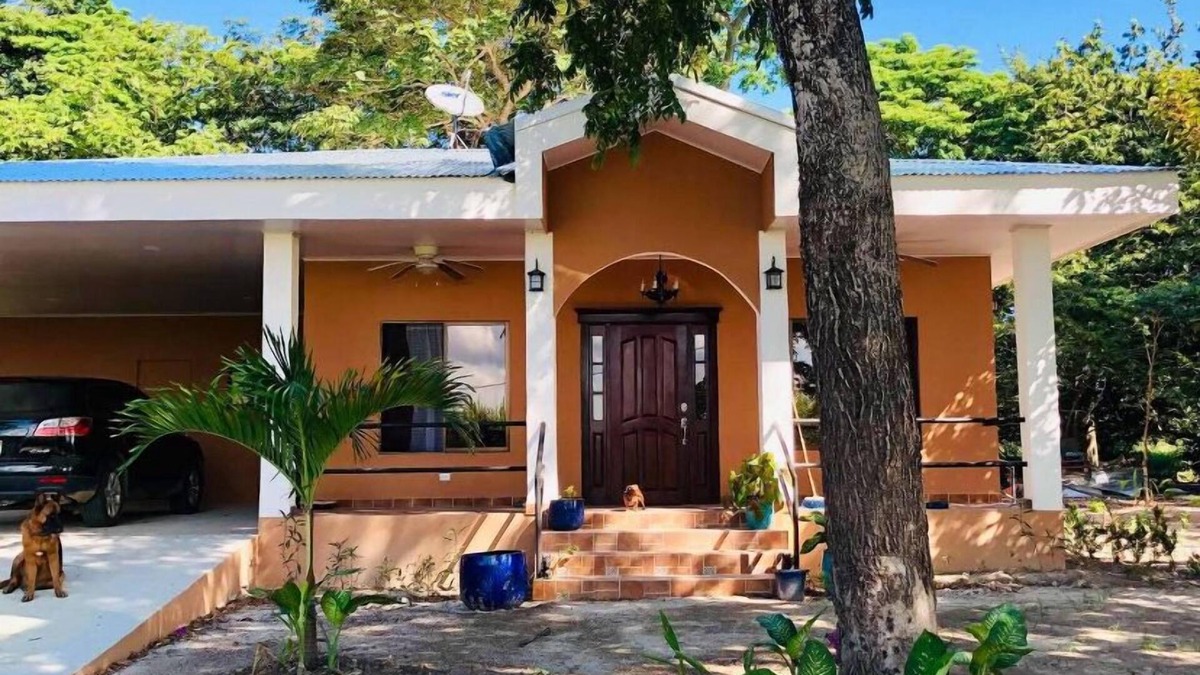 Barrio El Invu House | La casa encantada is a beautiful riverside jungle home only 4km from airport