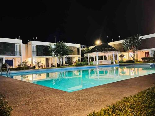 Ayala House | La casa frente a la alberca