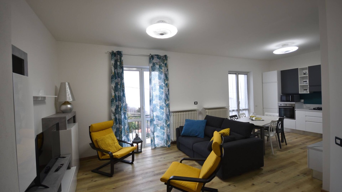 Colle Brianza Apartment | La Casa Gialla - Girasole Appartamento Luminoso e Moderno