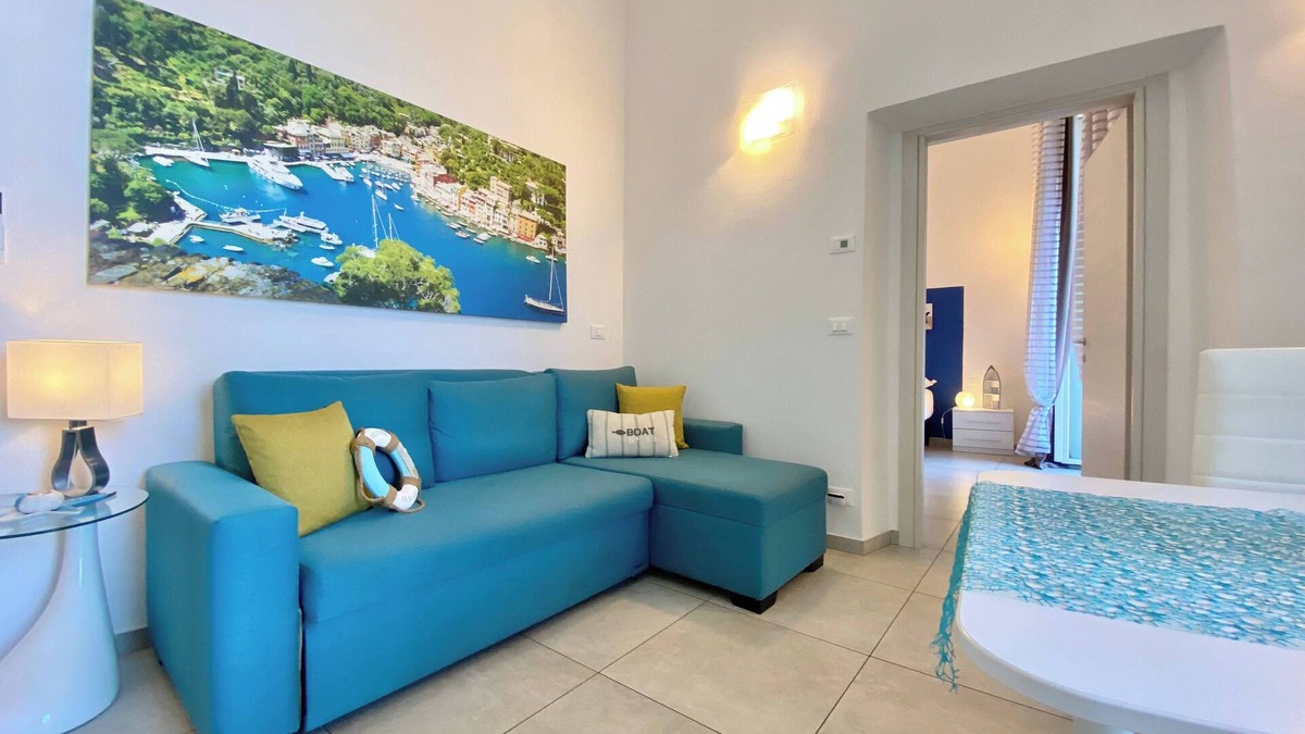 Rapallo Apartment | "La Casa Rosa al Mare" apartment with sea view & parking