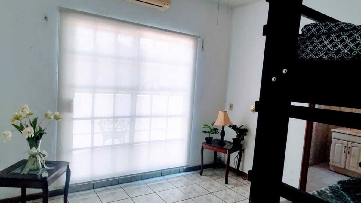 Monterrey House | La Casa Rosa Monterrey - Mountain View and Shopping Mall