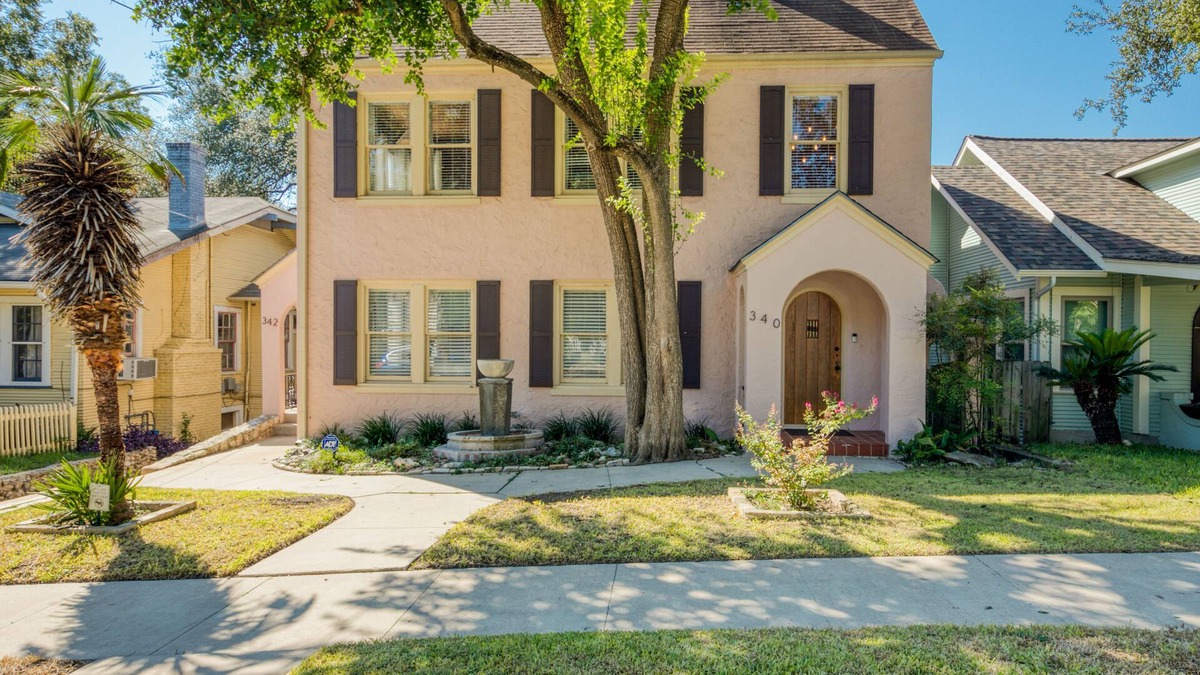 Monte Vista House | La Casa Rosada - Conveniently Located and Hot Tub!