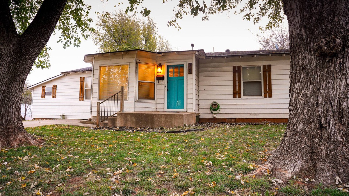 Guthrie House | La Casa Zia - cozy home within walking distance of historic downtown Guthrie.