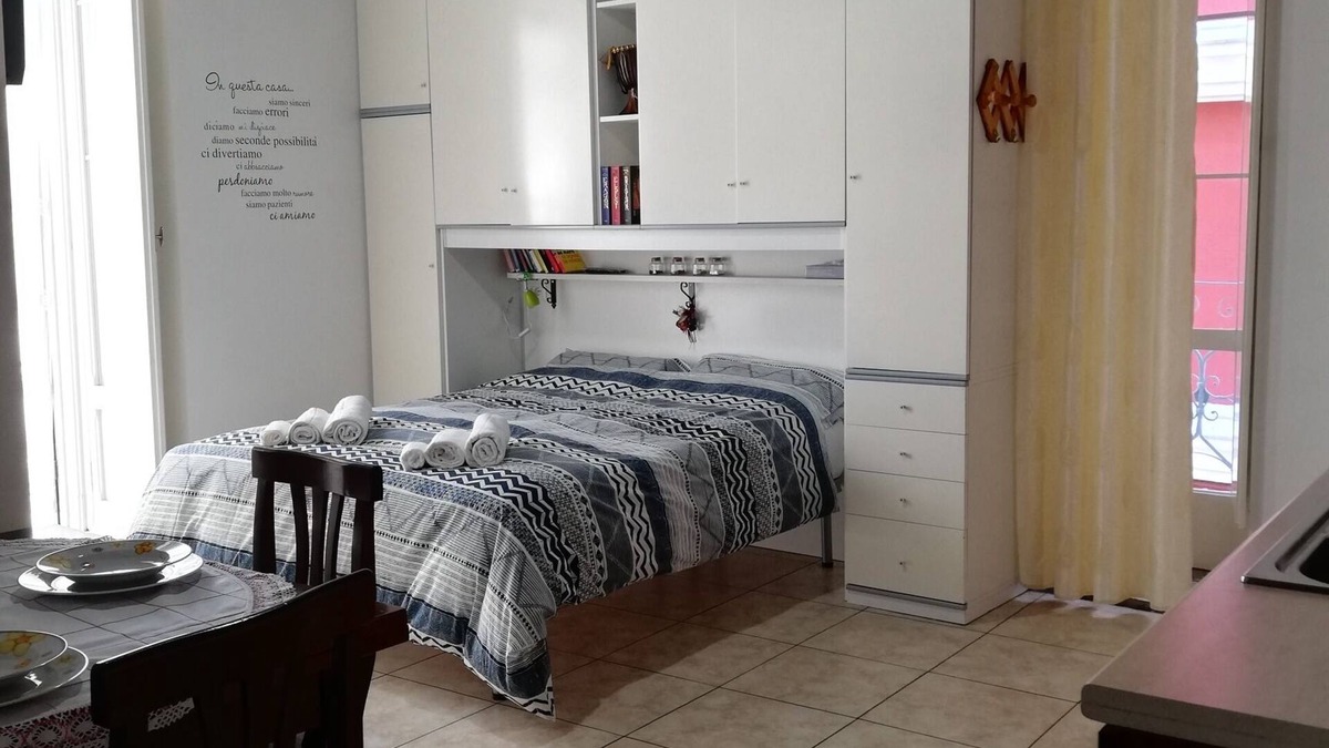 Barletta Apartment | "La Casetta di Carmen" studio apartment in the historic center and 300m from the sea