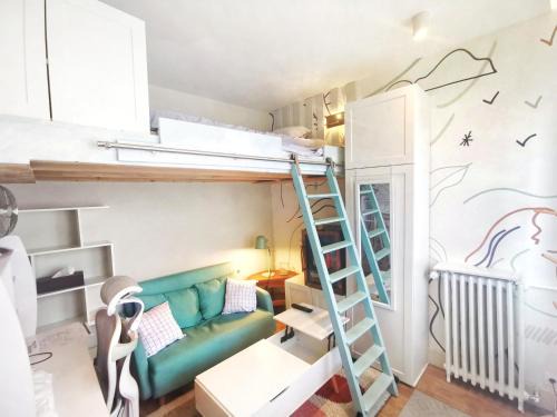 Asnieres-sur-Seine House | La chambre COCTEAU
