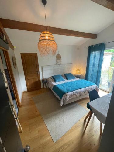 Les 3 Ponts Bed & Breakfast | La chambre haute, son jardin, et, son SPA