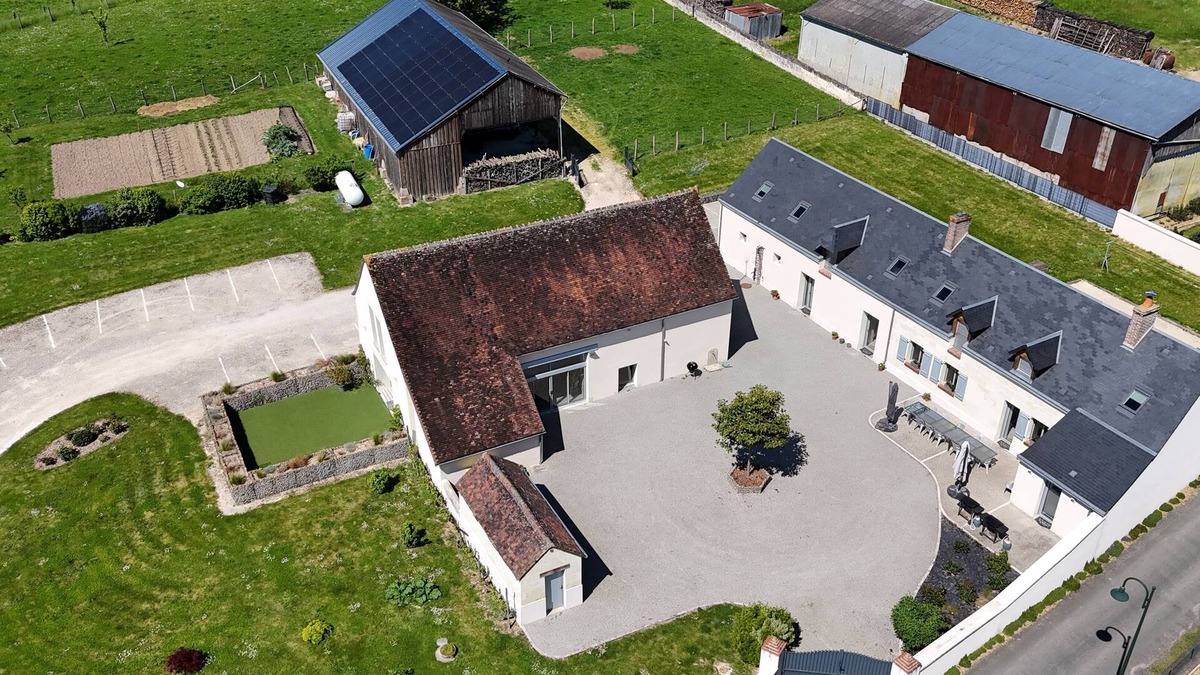 Territoires Vendomois House | LA CHAMBRISIENNE: Country houses with year-round heated pool.