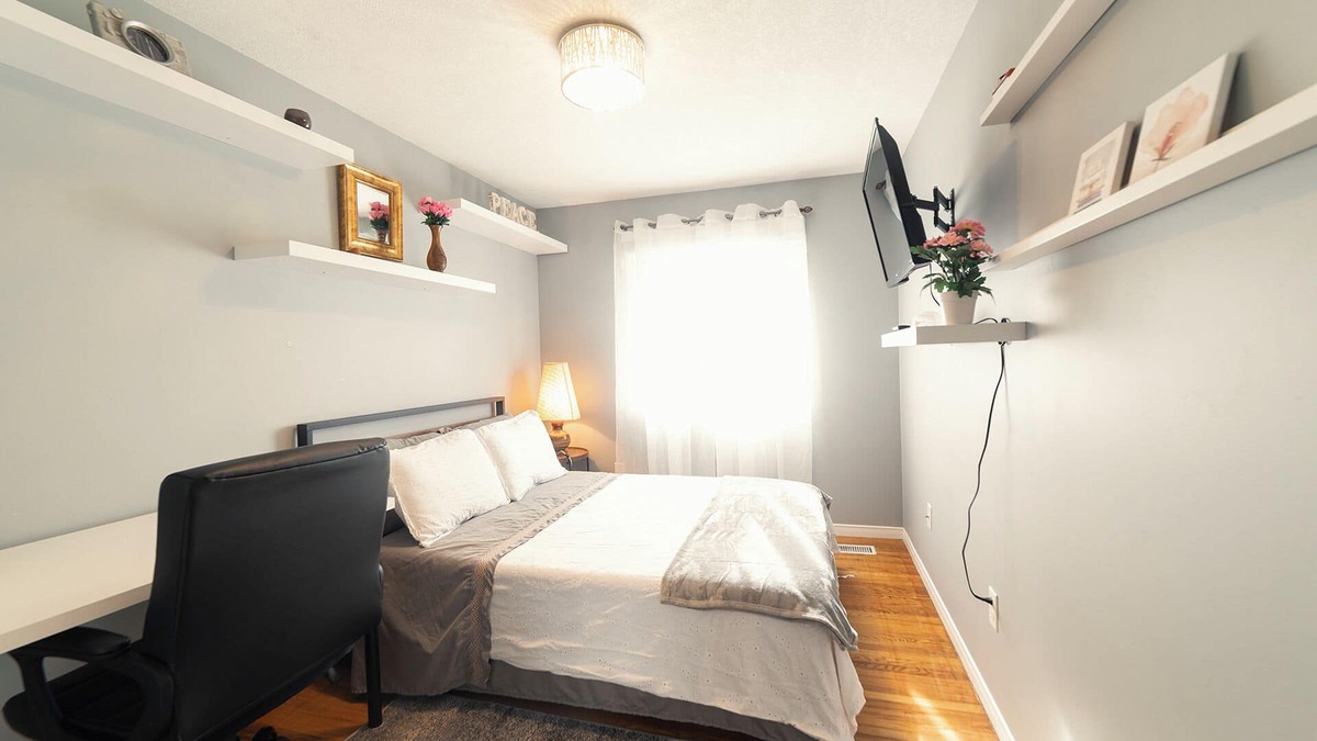 Guelph House | La Chic - Stylish Bedroom With Free Parking and WIFI