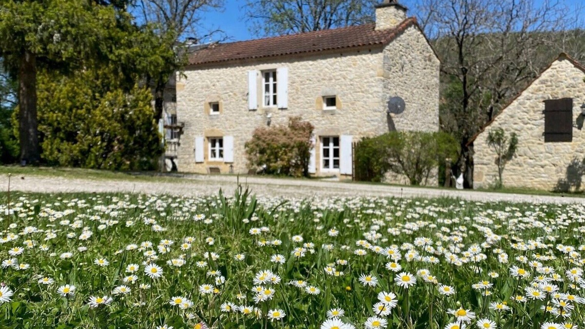Degagnac House | LA Chouette Romantisch Authentiek Vrijstaande Gite met Privé Terras en Zwembad