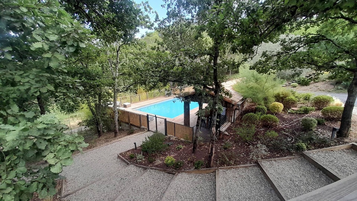 Fa House | La Colline aux Oiseaux, large nature gîte with swimming pool