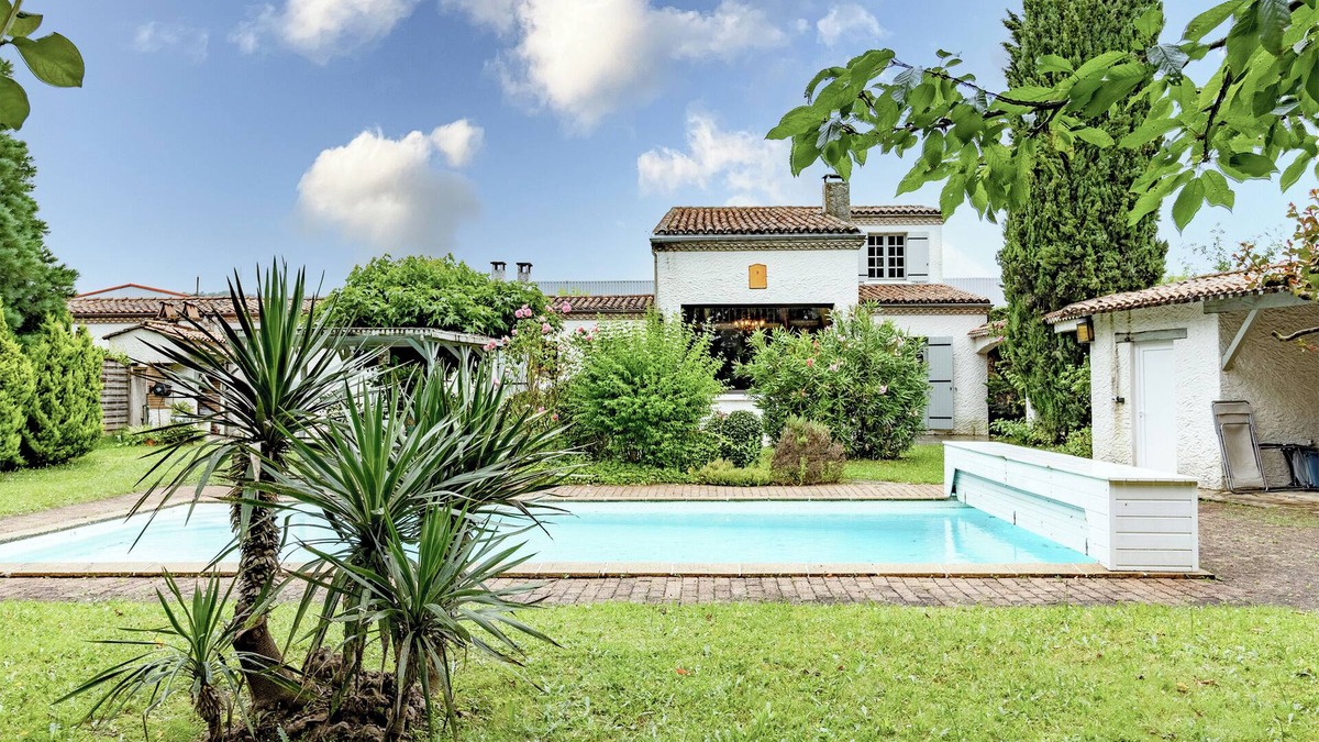 Chancelade House | La Combe Aux Loups – Spacious House with Pool, Garden, and Terrace in Marsac-sur-l'Isle