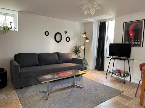 Neuville-aux-Bois Apartment | La cour fleurie