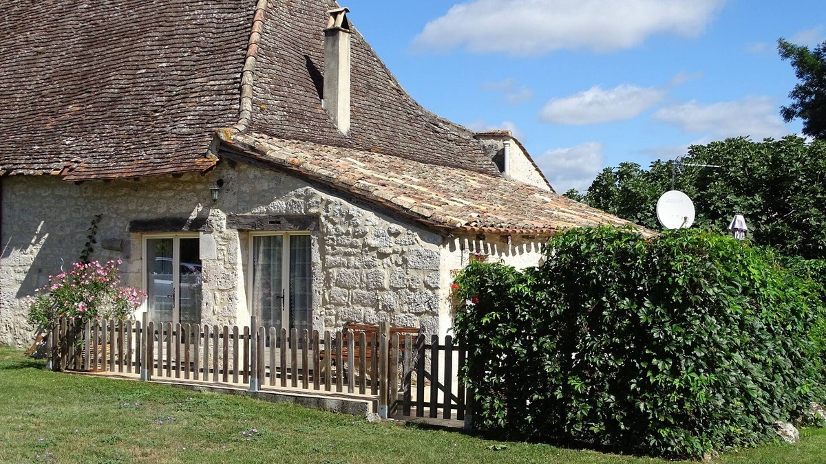 Monmarves House | La Crèche, Cottage of 75 m2 for 2 people with swimming pool, large park