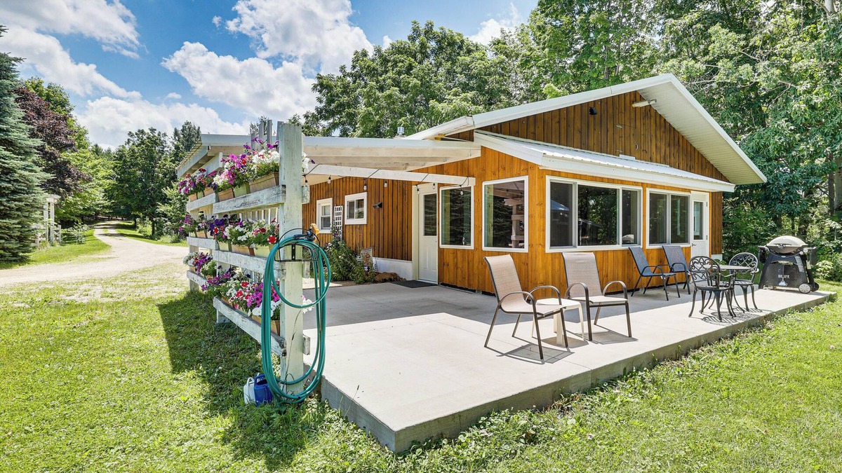 Dakota Cottage | La Crescent Cottage on Minnesota Bluffs w/View!
