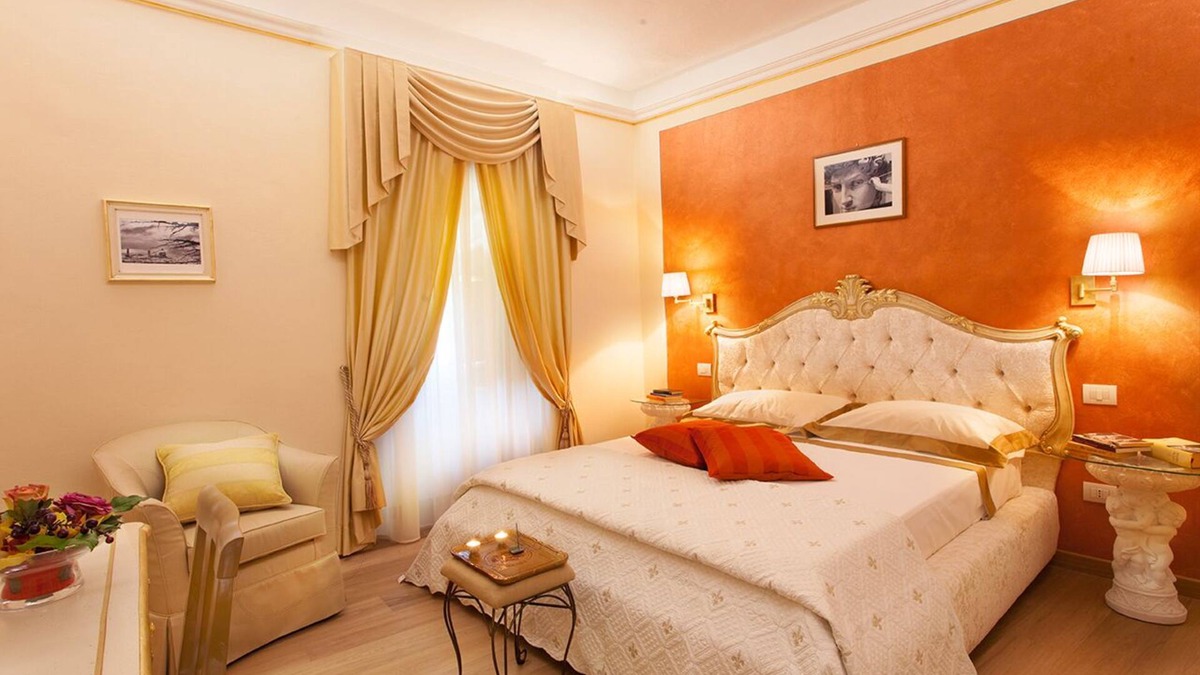 Duomo Apartment | La Culla di Dante Luxury Apartment in front of the Duomo (sleeps 6)