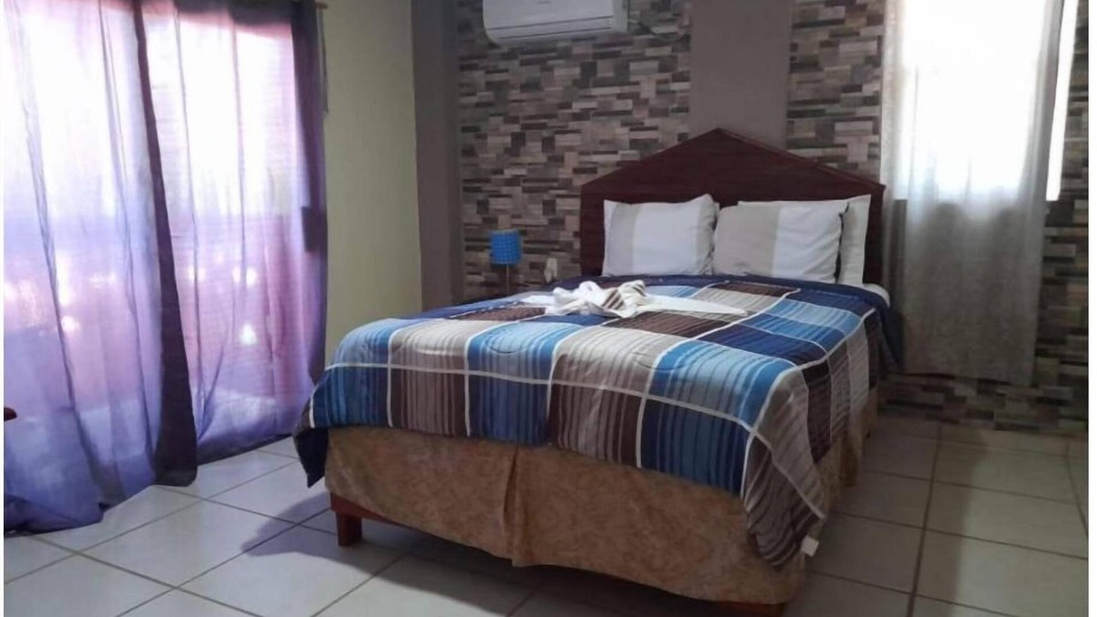 Corozal Hotel | La Delphina Bed and Breakfast Bar and Grill Queen