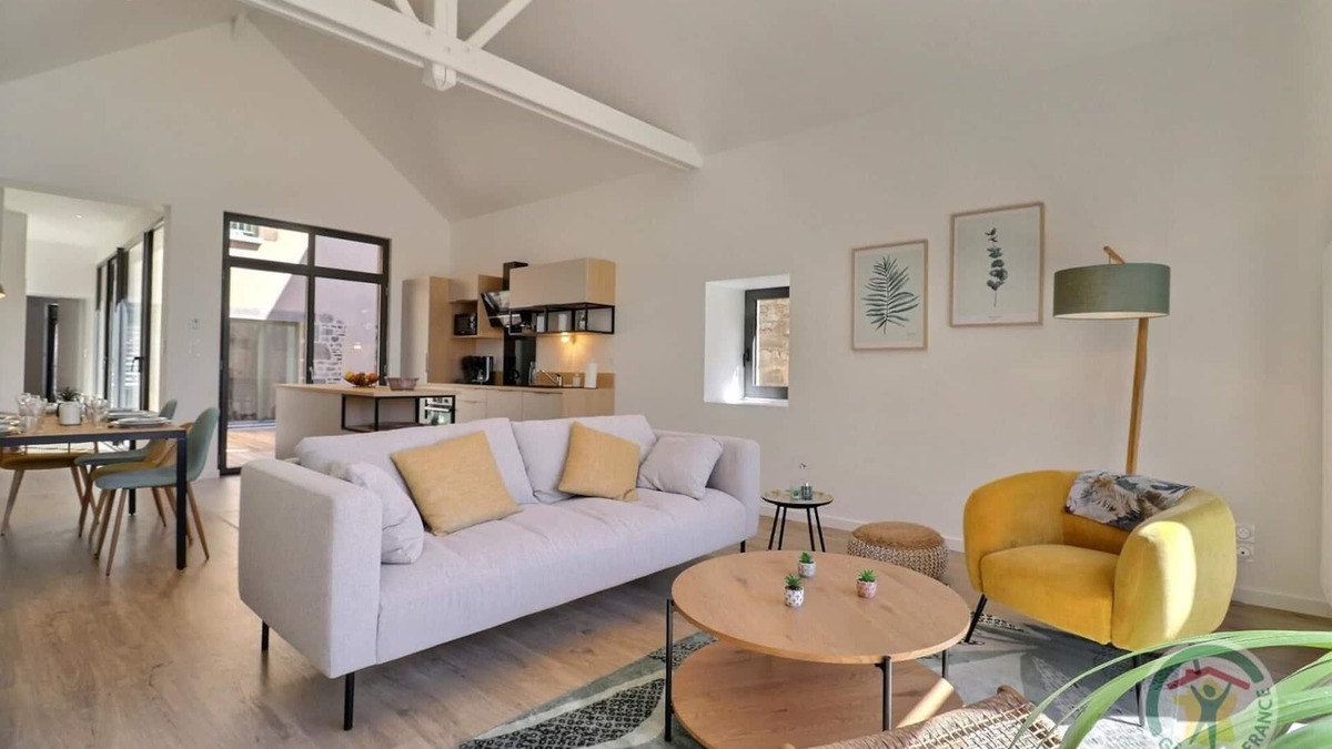 Combourg House | La Demeure du Lac Tranquille