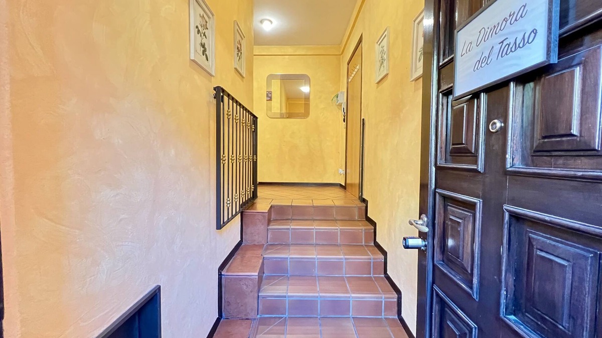 Carlazzo Apartment | La Dimora del Tasso - Vista Montagne con Giardino e Posto Auto Privato
