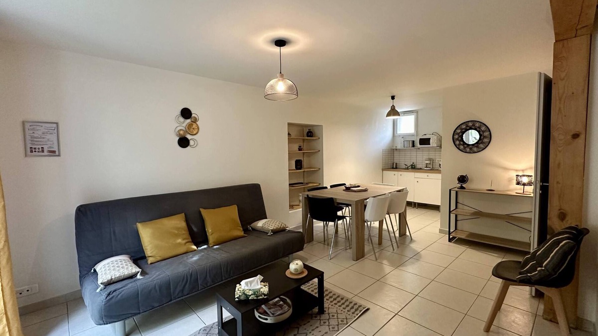 Pont-Saint-Esprit Apartment | la dolce vita fully-equipped gite with terrace