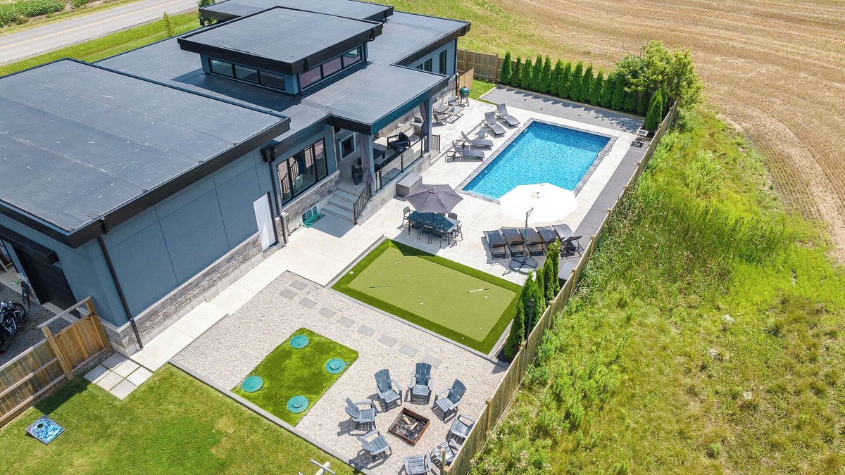 Niagara Falls House | La dolce Vita Villa back yard Oasis inground pool putting green bocci firepit