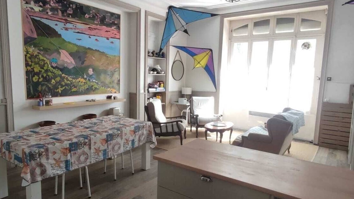 Plougasnou Apartment | La Falaise, Pointe de Primel, Appart à 30m de la Plage Avec Deux Pièces de Vie!