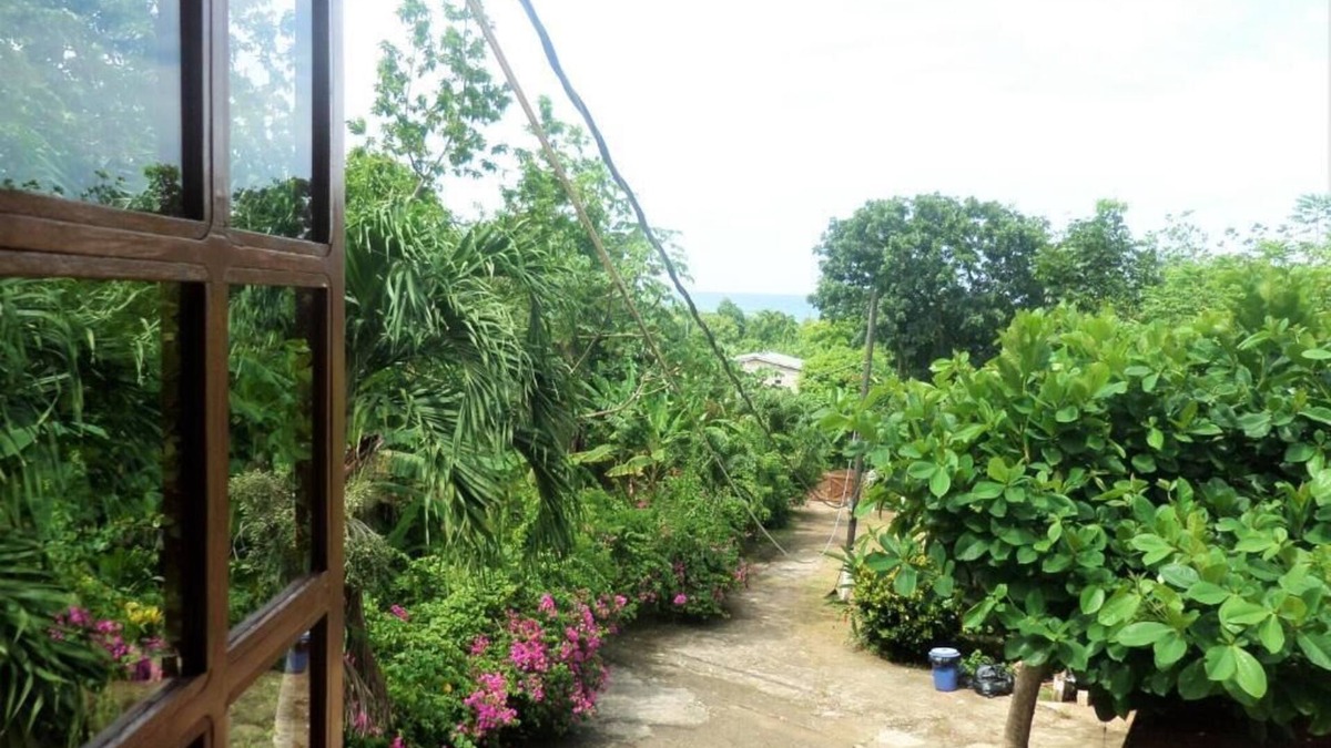 Moore Town House | La Familia Guesthouse