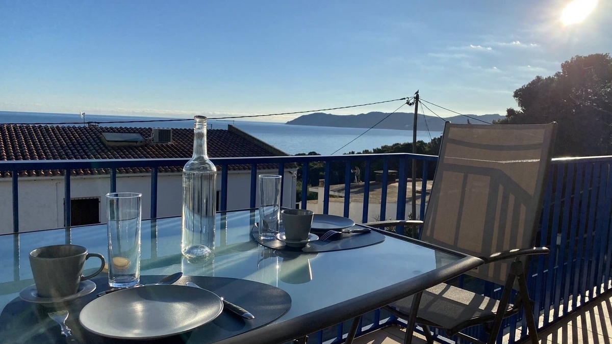 Llanca Apartment | La Farella, panoramic sea view near the beach, Wi-Fi