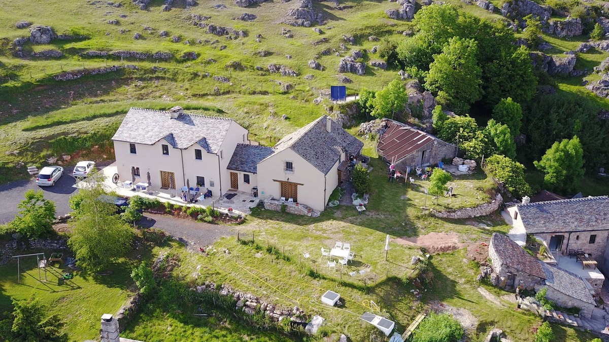 Fraissinet-de-Fourques House | La Ferme de l'Hom