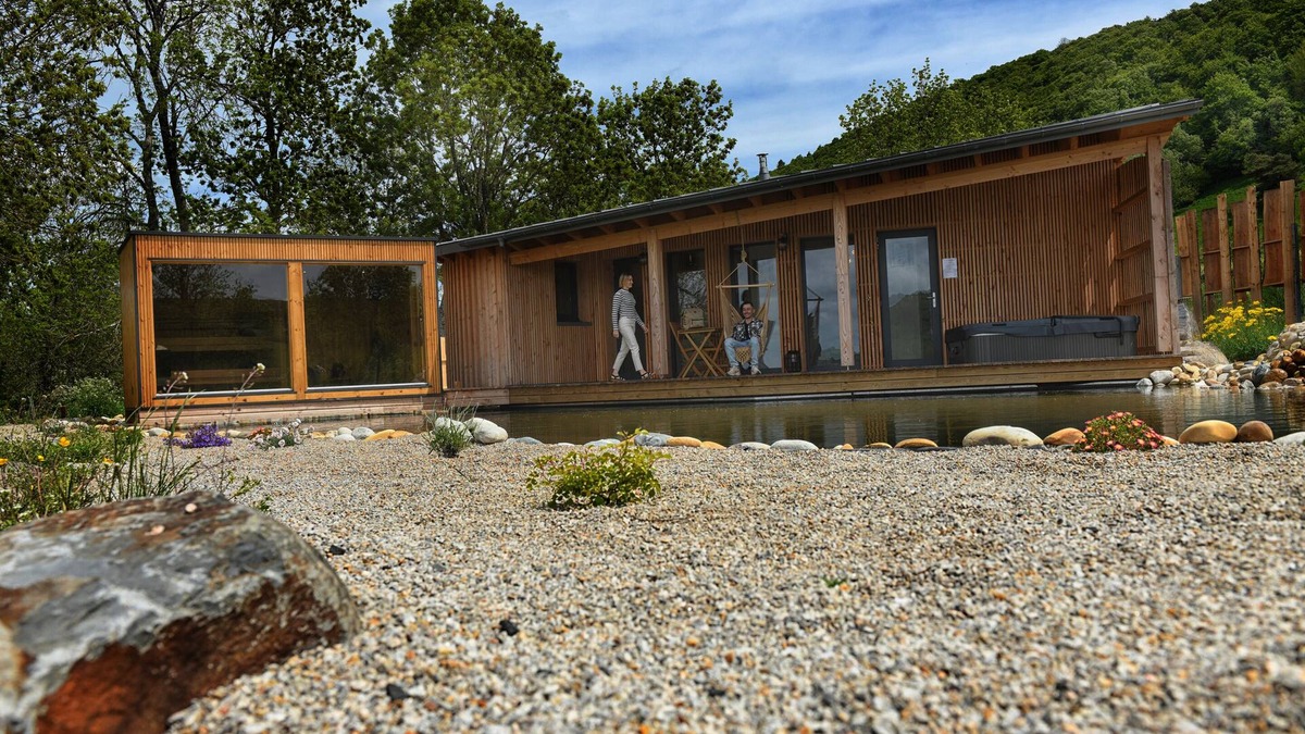 Segur-les-Villas Cabin | La Feuille Deluxe Log Cabin