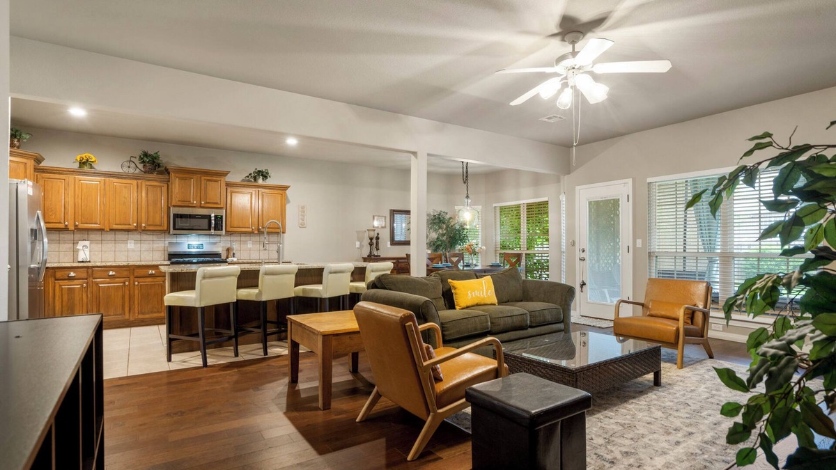 Jenks House | La Fleur, Jenks, 5min. HWY access