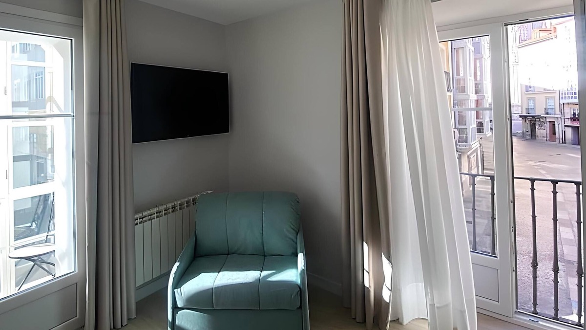 Burgos Apartment | La Flora Fountain Suite Apartment