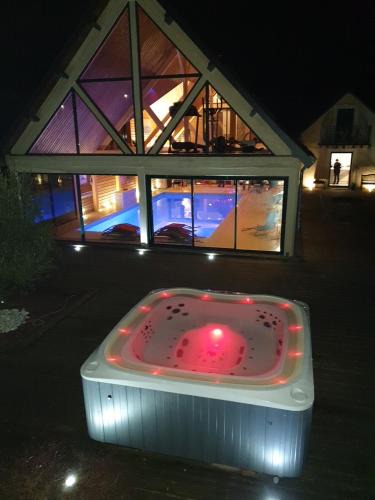 La Chartre-sur-le-Loir Villa | La Fontaine - Détente - Piscine Jacuzzi - 12p