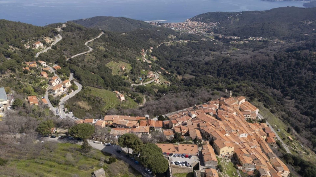 Marciana Apartment | La Fortezza with attention to detail with a splendid view of Marciana