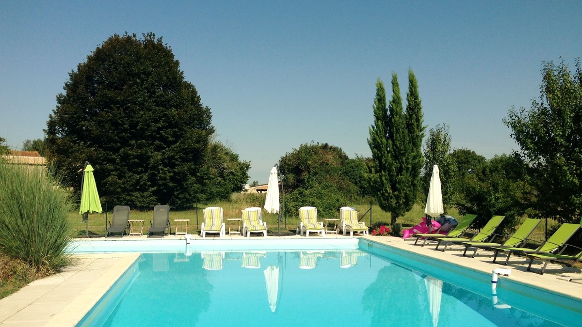 Lorignac Cottage | La Galerie 8 Sleeps 2 bathrooms air conditioner Wifi parking heated Summer pool