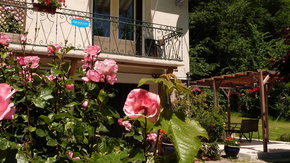 Exideuil Cottage | La Garenne, 3 Star Riverside Gite with village views from Vienne River Vacances