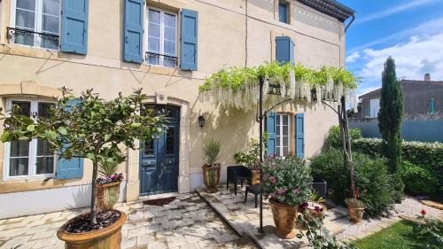 Pomas House | La Glycine Blanche