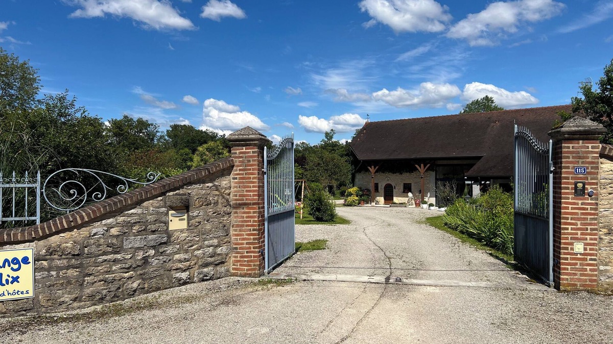 Fontainebrux House | La Grange de Félix, country cottage with swimming pool