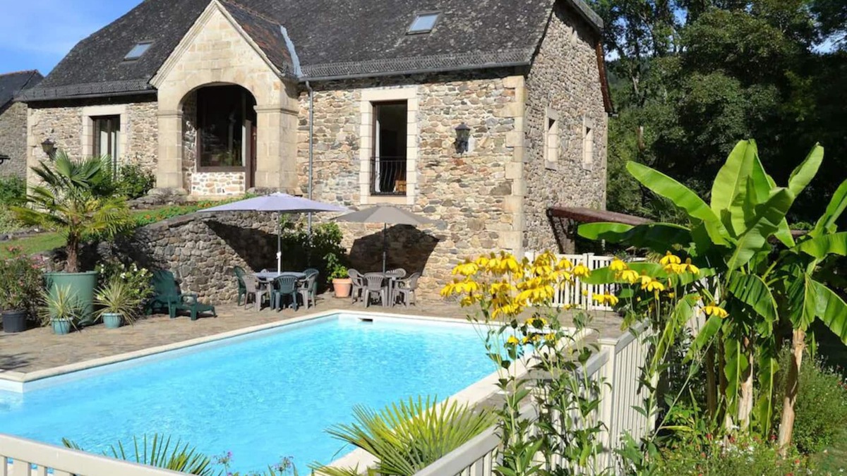 Monceaux-sur-Dordogne House | La Grange Riveraine: Spacious lodge on Dordogne with private pool, sleeps 15