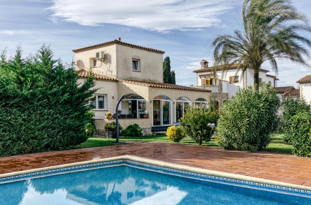 Torroella de Fluvia Villa | La Haya