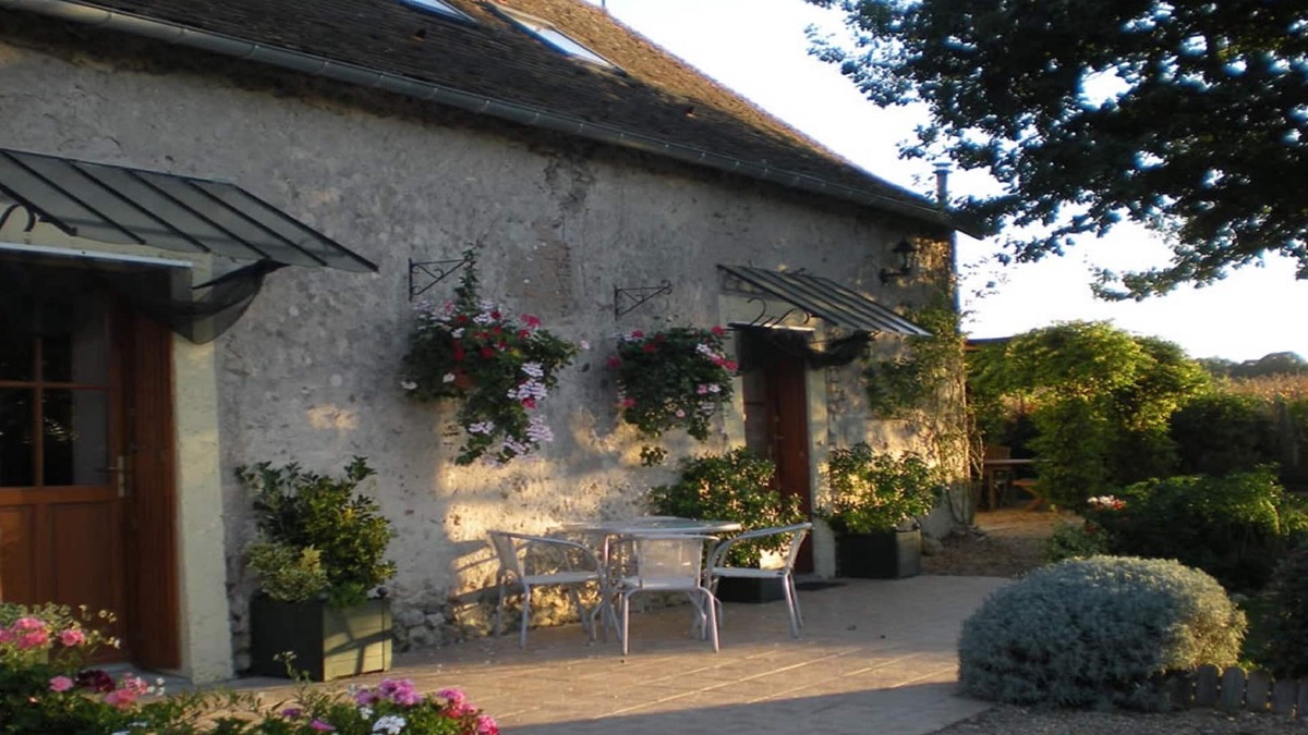 Noyant-Villages Cottage | 'La Joie du Muguet' - private, modern, comfortable, well-equipped holiday home