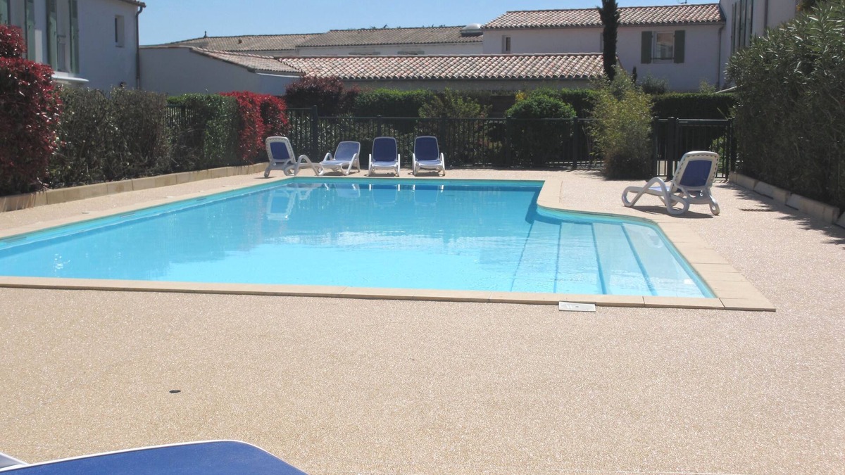 La Flotte Apartment | LA JOLIE BRISE APARTMENT WITH TERRACE HEATED SWIMMING POOL AND PARKING