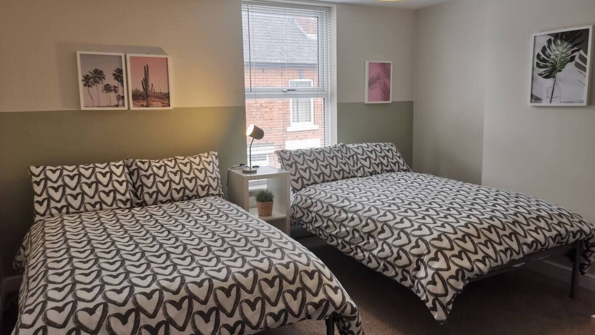Derby House | La La Land Derby 4 bedrooms townhouse near Pride Park