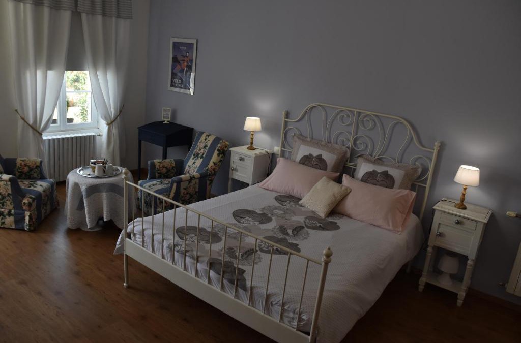 Arcay Bed & Breakfast | La Little School Chambres d'Hôtes à Arçay