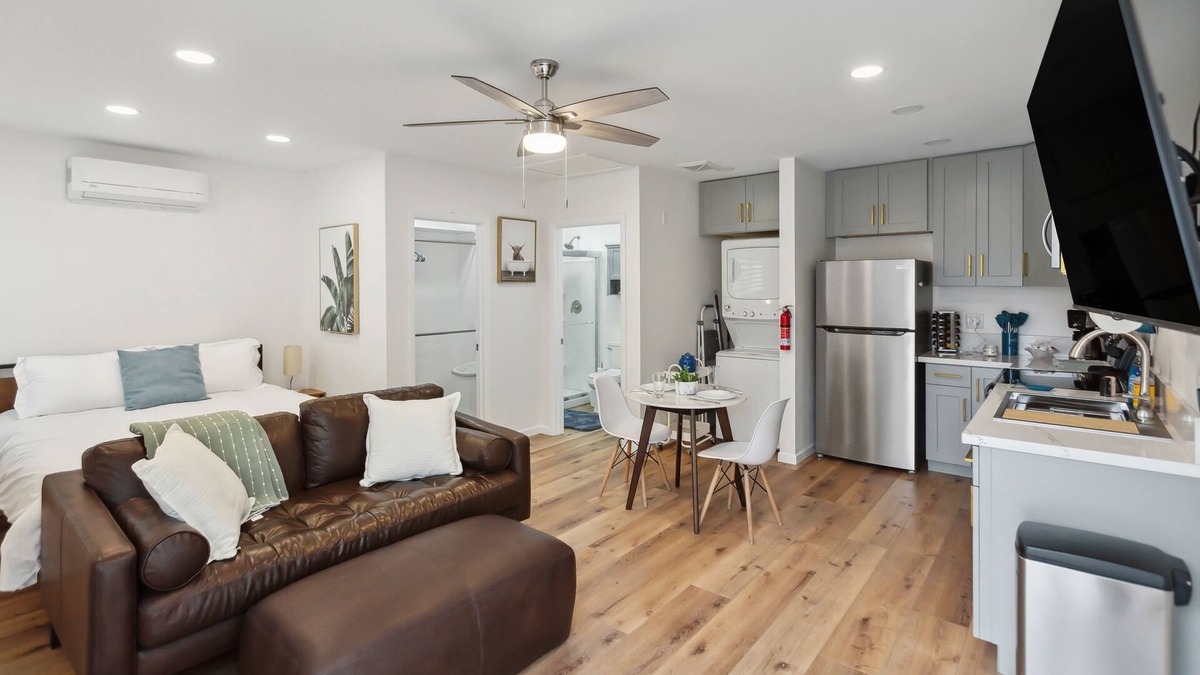 Reseda Apartment | La living bungalow with patio.