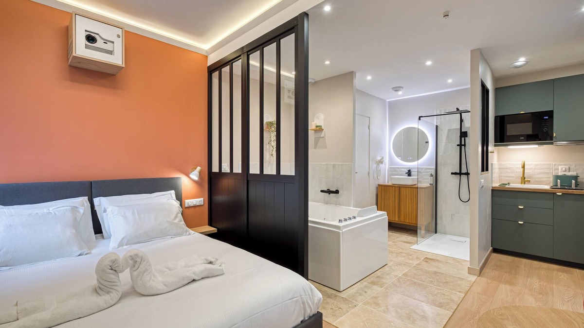 Quartier Vieux Marche-Cathedrale Apartment | La Love-Room d'Alice, balnéo et vidéo-projecteur !