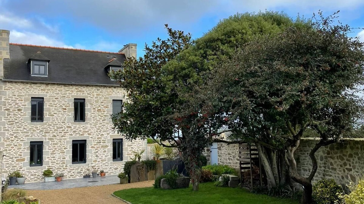 Plouneour-Trez Villa | La Maison d'Alice ☀️ sleeps 4 to 12 near the sea.