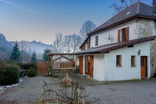 Saint-Christophe-sur-Guiers House | La maison des Jolicoeurs